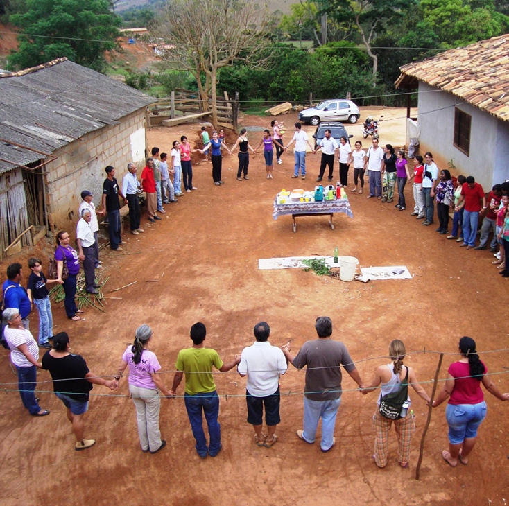 community and students standing in circle:Photo courtesy of Rural Sociology Group